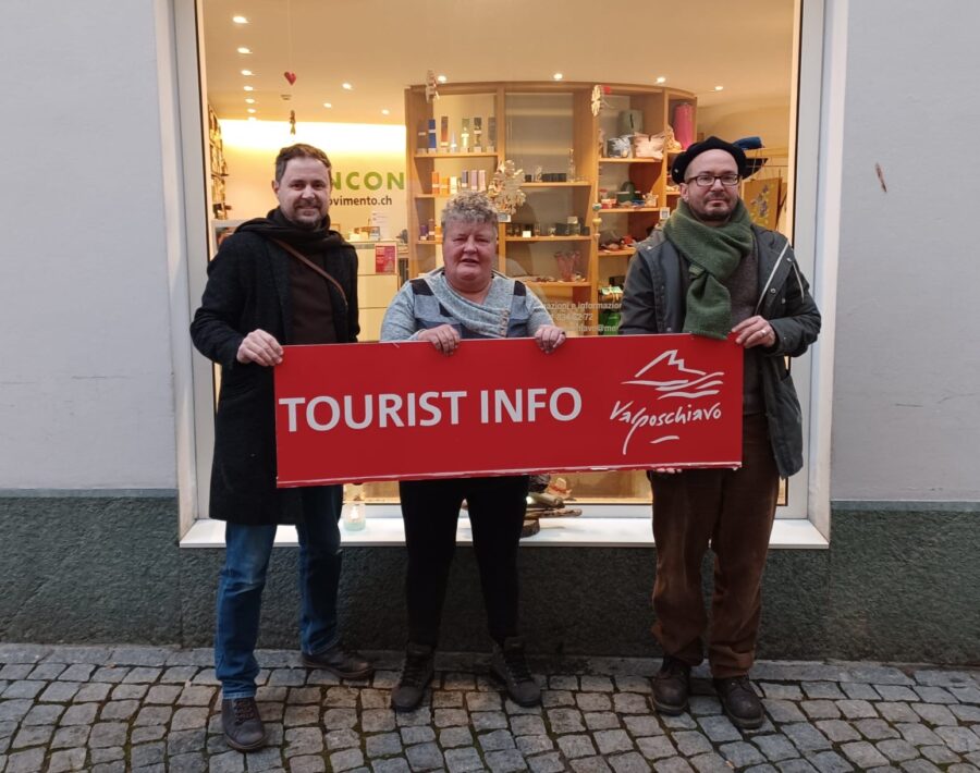 Josy Battaglia (manader dal secretariat Movimento Poschiavo), Kati Nussio (clientin Movimento Poschiavo), Kaspar Howald (directur Valposchiavo Turismo).