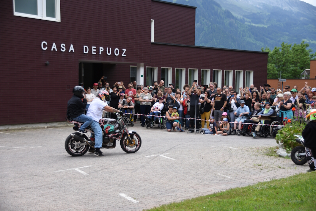 La fotografia muossa ina screna digl onn vargau. Ina show da stunt ha fatg schmarvegliar ed animar in vast publicum.